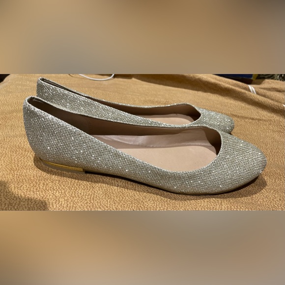 CALL IT SPRING GOLD FLATS SIZE 6 WOMEN’S - Picture 5 of 10